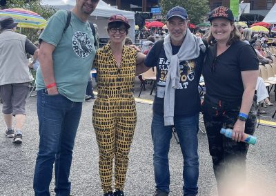 En compagnie d'Avril Forgeron et Kimber Ludiker guitariste et violoniste de Della Maé